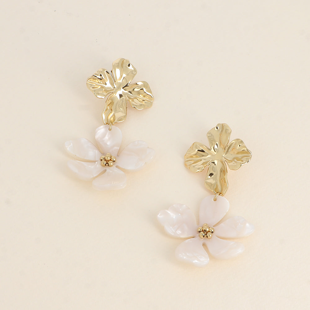 Boucles pendantes - feuille texturée et fleur en résine blanche 43x73 mm