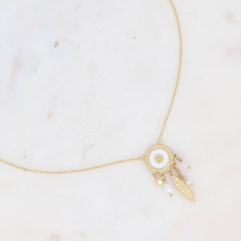 Collier avec pièce ronde émaillée blanche, pampilles géométrique et soleil, chaîne, pierre agate blanche et pâte de verre blanche 40+7 cm