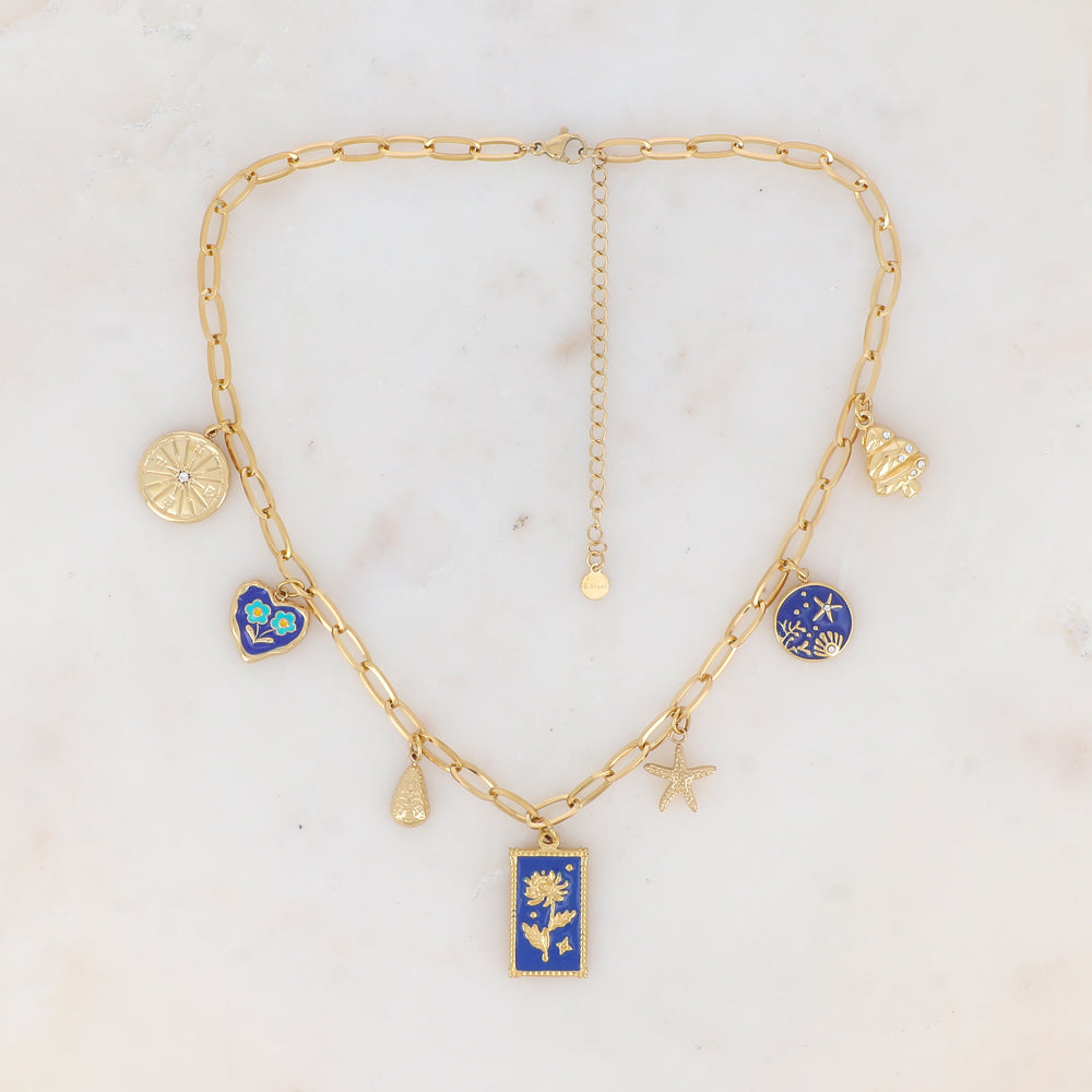 Collier en maille avec boussole, cœur émaillé avec motif fleur, avocat, pampille rectangulaire émaillé avec motif fleur, étoile de mer, pampille ronde graphique et sapin strassé (38+7CM)