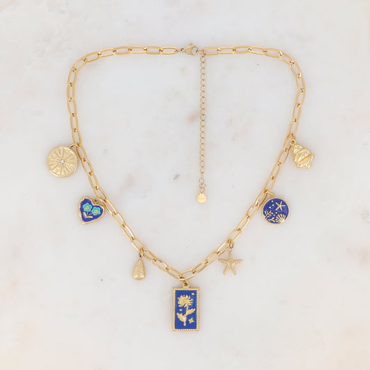 Collier en maille avec boussole, cœur émaillé avec motif fleur, avocat, pampille rectangulaire émaillé avec motif fleur, étoile de mer, pampille ronde graphique et sapin strassé (38+7CM)