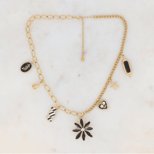 Collier en maille avec pampille ovale émaillée avec motif feuille, poire, bonbon émaillé, fleur émaillée strassé, cœur émaillé avec motif fleur, étoile de mer et pampille rectangulaire en pierre (43+7CM)