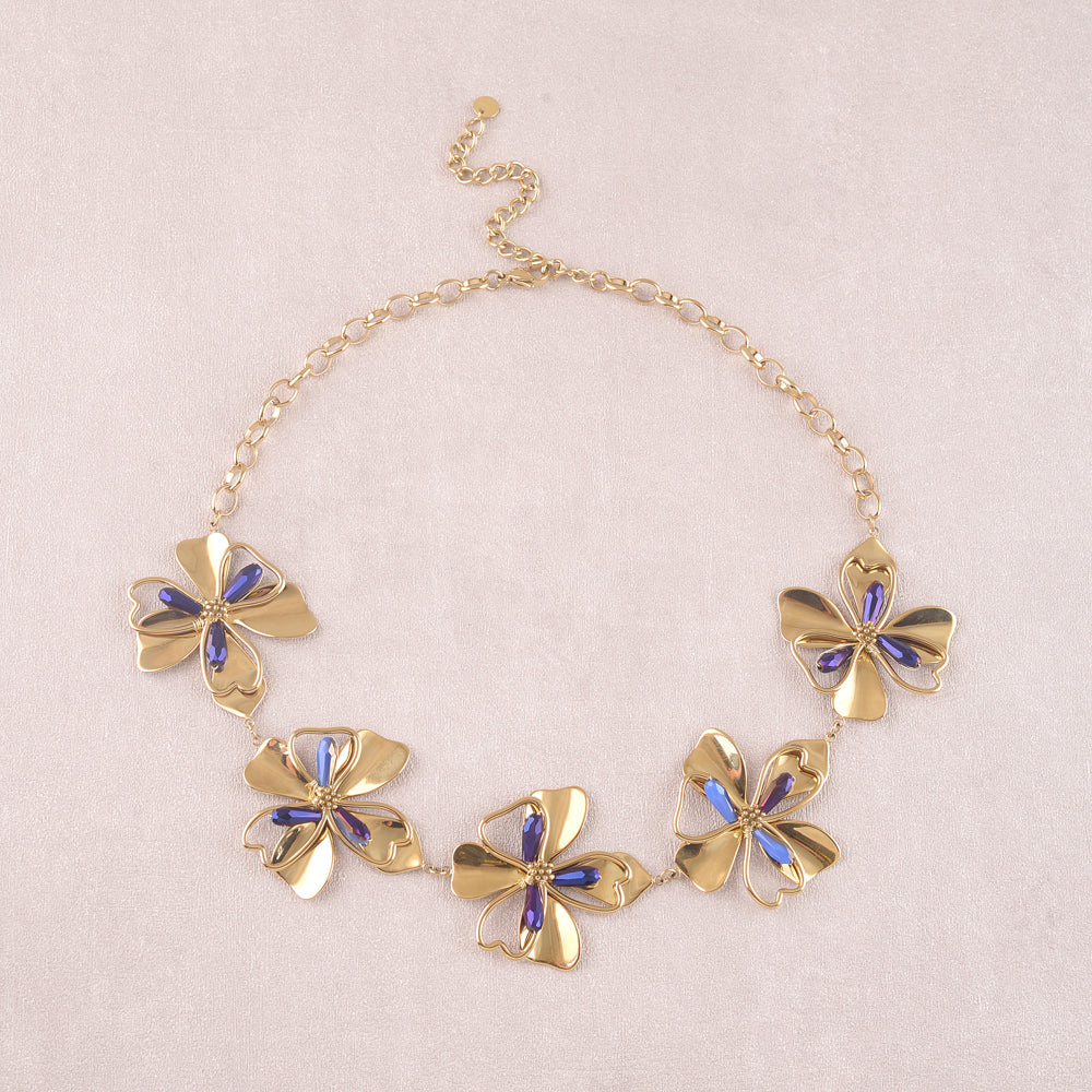 Collier en maille doré avec des pendentifs forme fleur sertis de perles en pâtes de verre bleues 43+8 cm