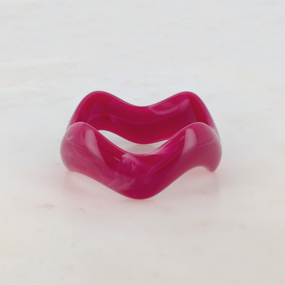 Jonc fermé en résine colorée Diamètre du jonc : 6,7 cm - Epaisseur : 3,4 cm