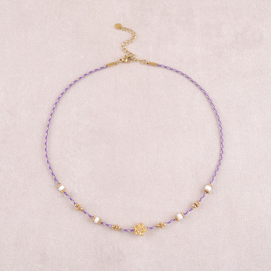 Collier sur cordons colorés avec pendentif fleur, perles en pâtes de verre (39+5CM)