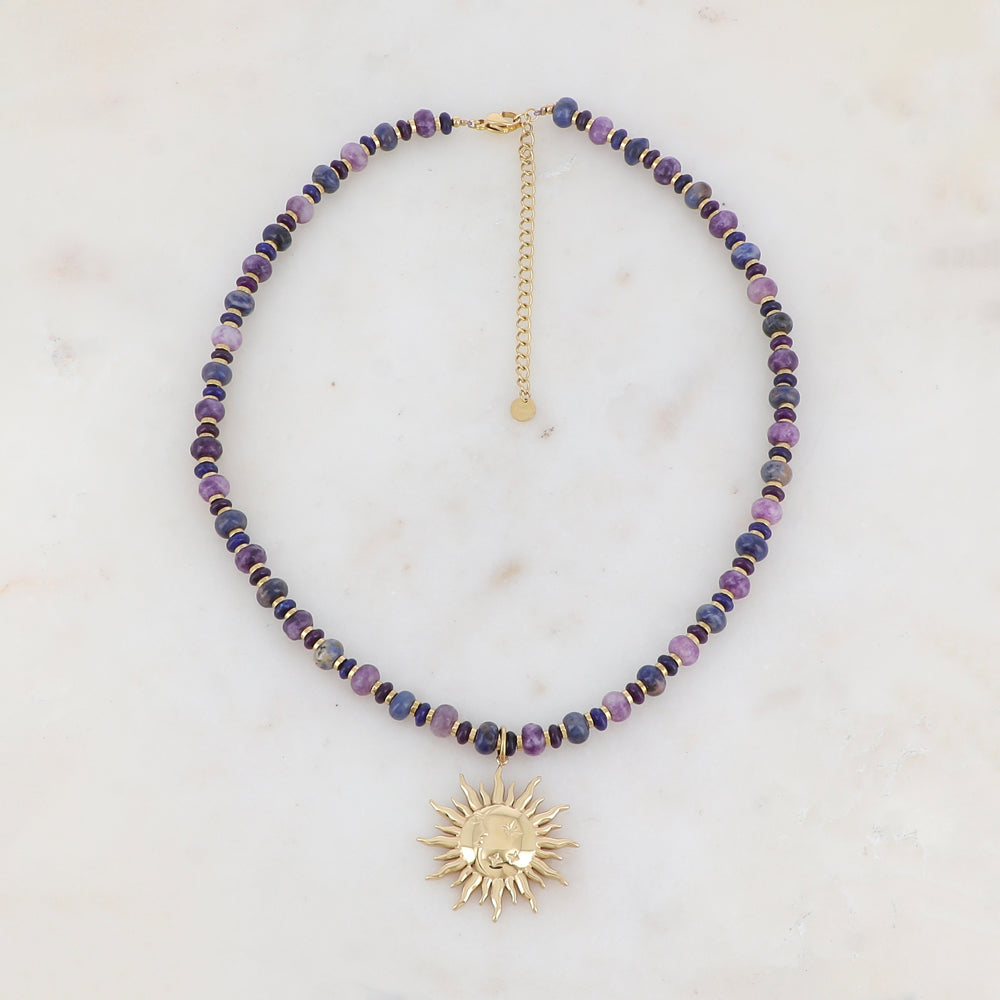Collier doré composé de perles en pierre agate bleue et violette et pendentif forme soleil 39+7 cm