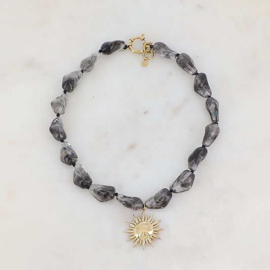 Collier doré avec perles en résine translucide gris et pendentif forme soleil 39-41 cm