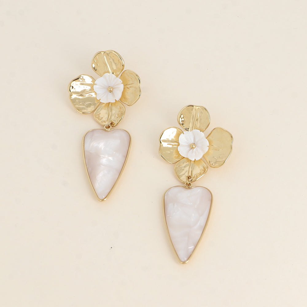 Boucles pendantes - fleur texturée et fleur nacrée, pièce cœur en résine beige 29x67 mm
