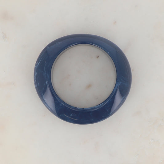 Jonc fermé en résine colorée Diamètre : 6,4 cm -Epaisseur : 3,1 cm