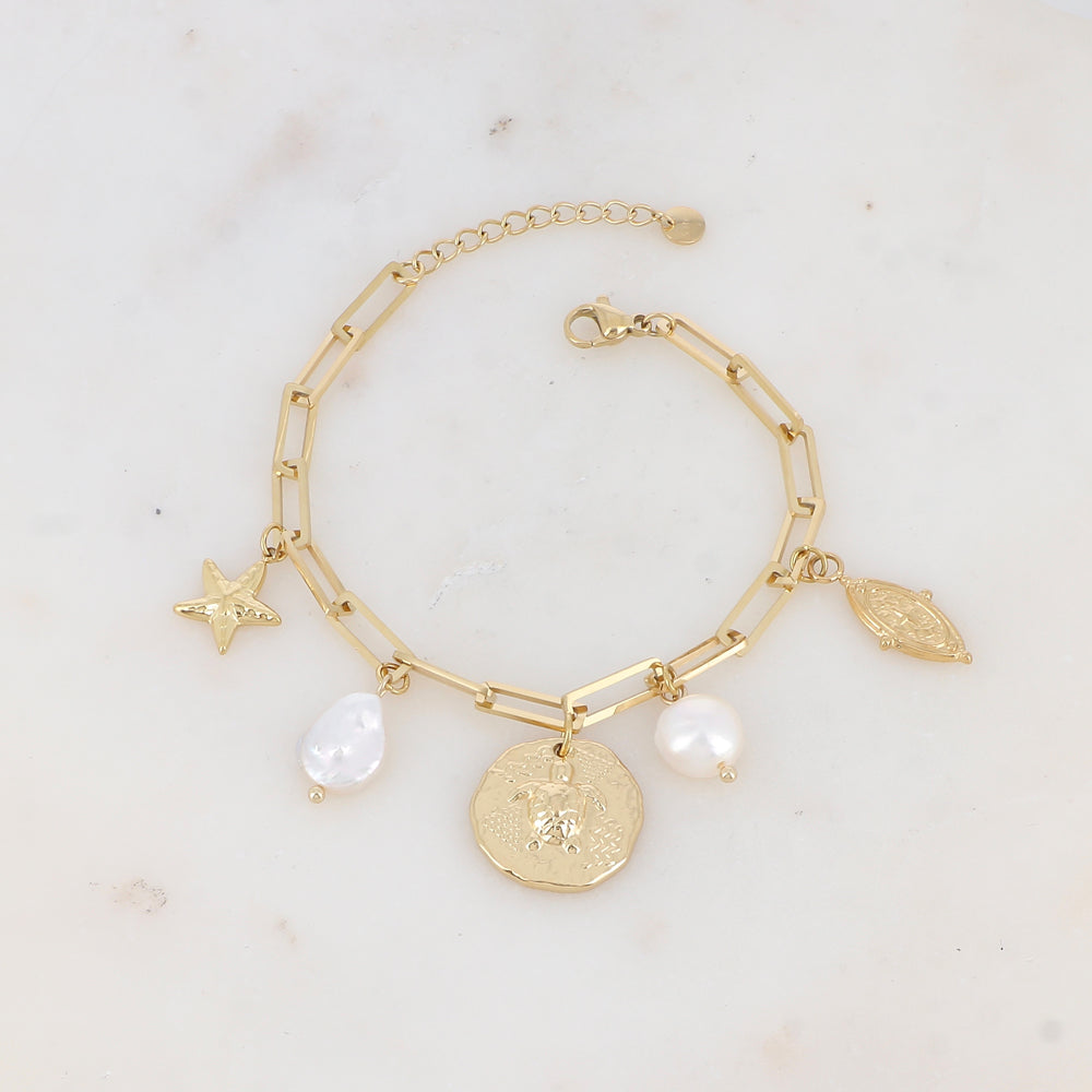 Bracelet en maille avec étoile de mer, pampille ronde motif tortue, pampille géométrique motif étoile et perles d'eau douce