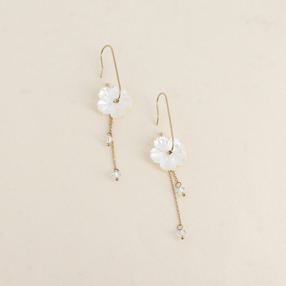 Boucles pendantes - fleur nacrée, deux chaînes pendantes, toupies 18 x 74 mm