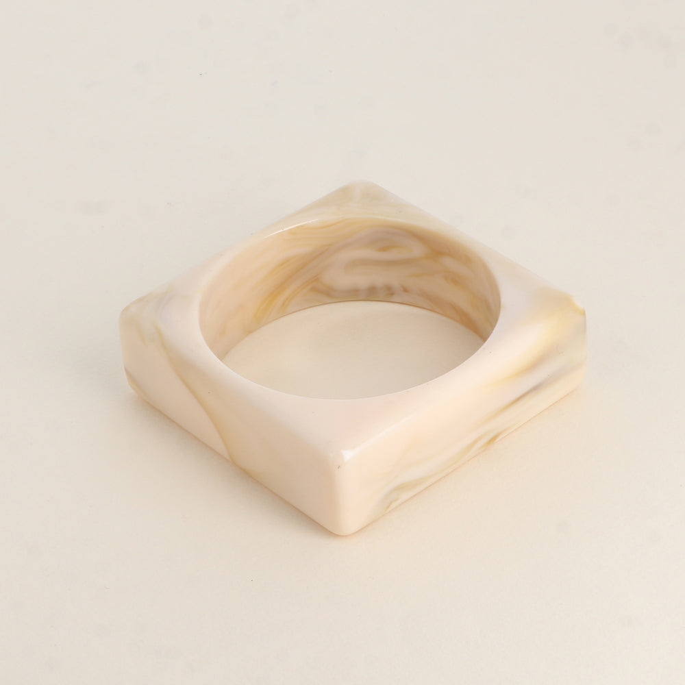 Manchette carrée en résine Dimensions intérieures : 6,6 x 6,6 cm - Epaisseur : 2,4 cm