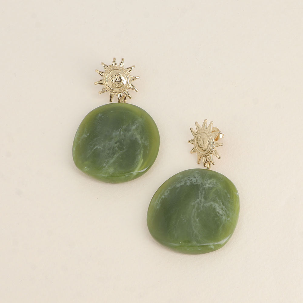 Boucles pendantes - soleil et résine colorée verte 37x58 mm