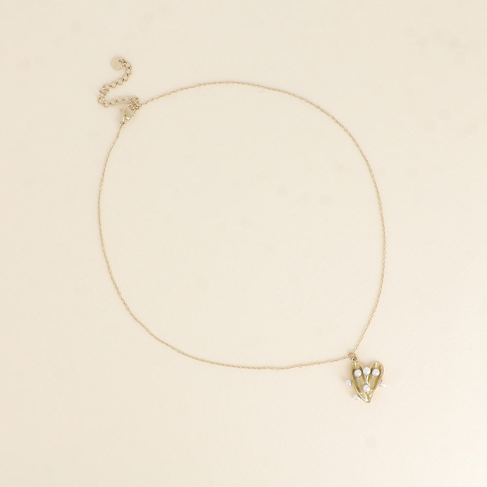 Collier - pendentif cœur et petites boules en résine blanche 45+5 cm