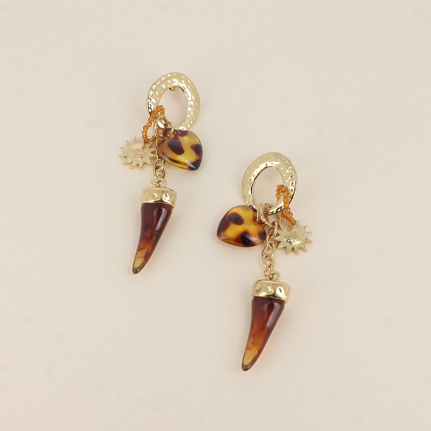 Créoles - anneau ovale martelé, soleil, cœur et corne en résine 3x9 cm