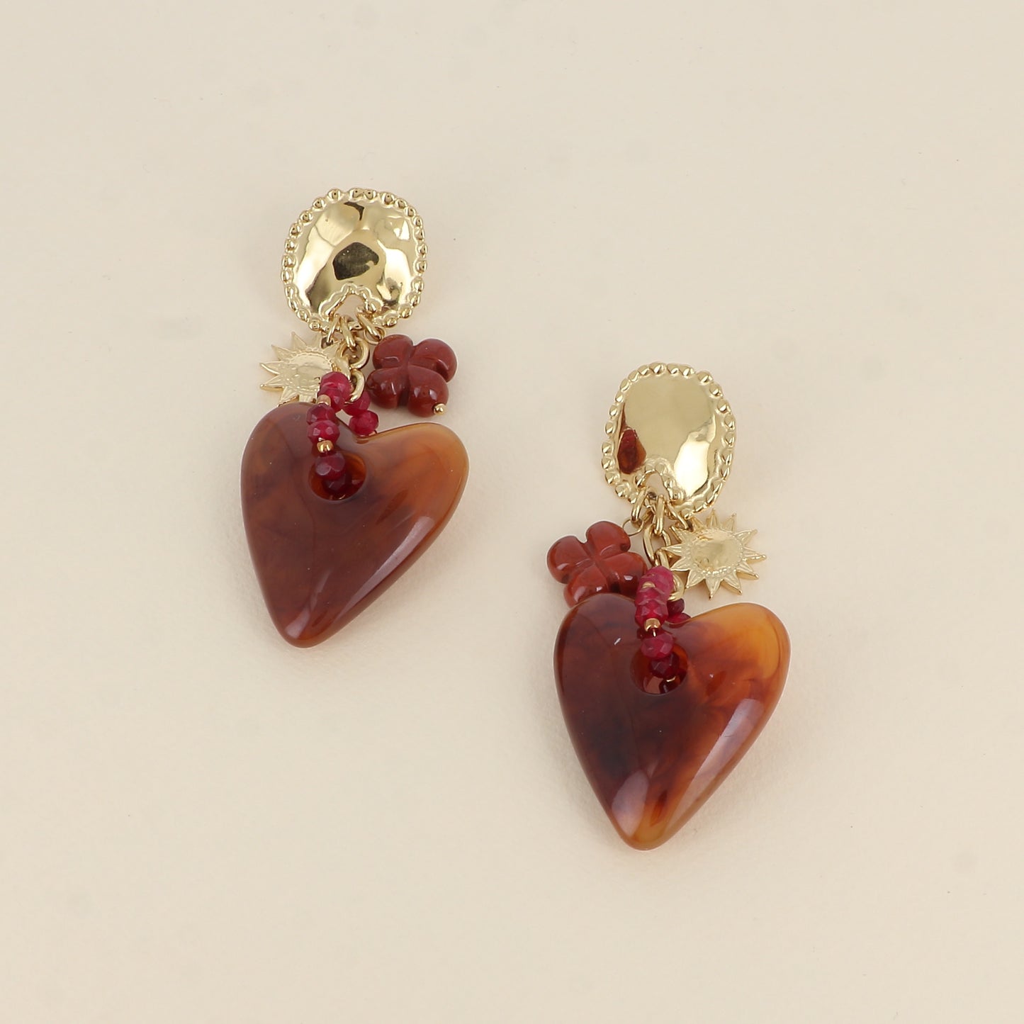 Boucles pendantes - pièce aux contours mil grains, trèfle, soleil et cœur en résine marron