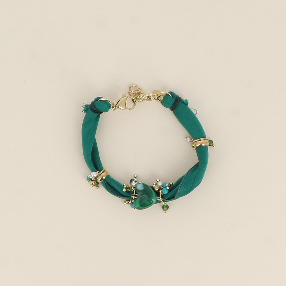 Bracelet - tissu vert, pièces en acier inoxydable, perles taillées et en résine, pendentif cœur en résine (17+3 cm)
