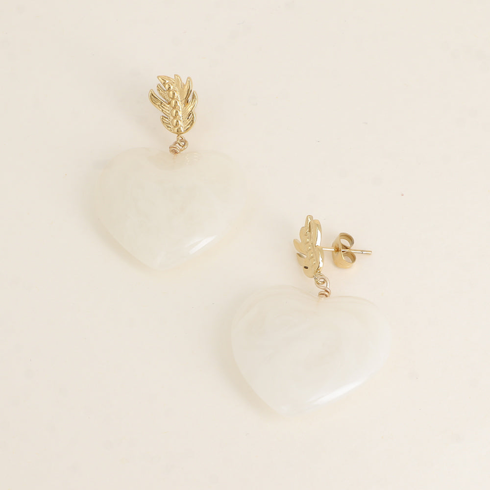 Boucles pendantes - plume et cœur en résine blanc