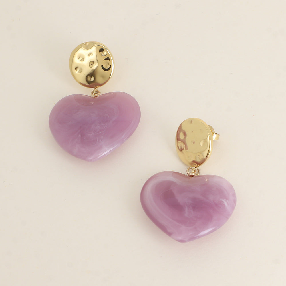 Boucles pendantes - pièce ronde martelée et cœur en résine mauve