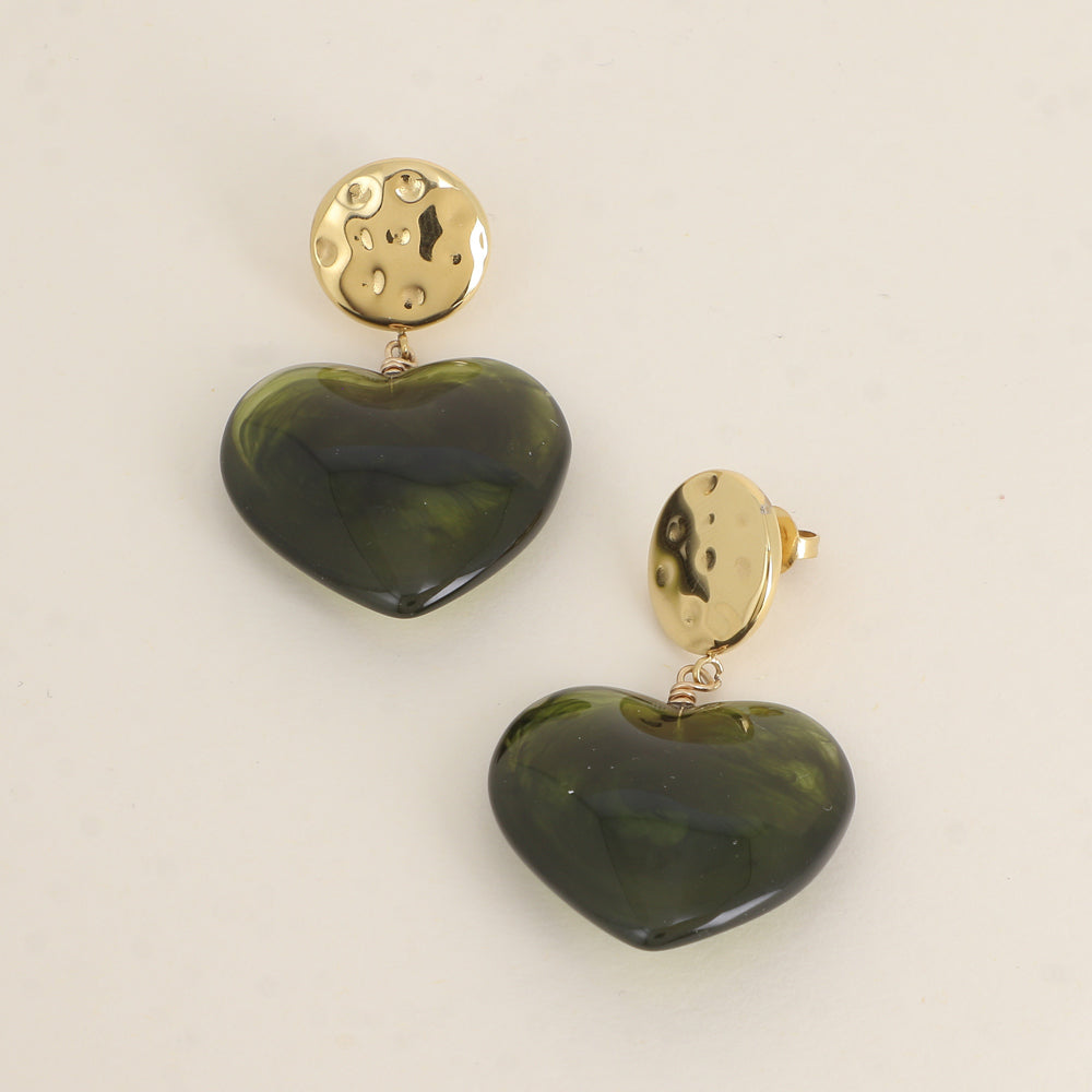 Boucles pendantes - pièce ronde martelée et cœur en résine verte