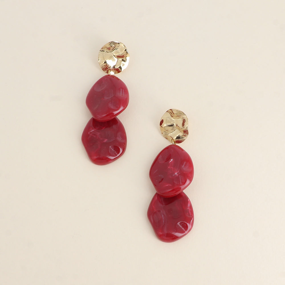 Boucles pendantes - pièce ondulée et texturée, 2 pièces en résine rouge 24x76 mm