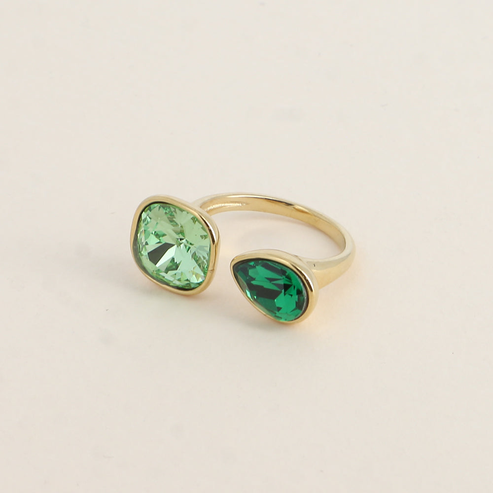 Bague ouverte - Ornée de cristaux de Swarovski® : 10mm été en forme de goutte - Hauteur de la bague: 2 mm - Dimensions des pierres carrée et goutte : 10x10 mm / 7x10 mm - Peridot