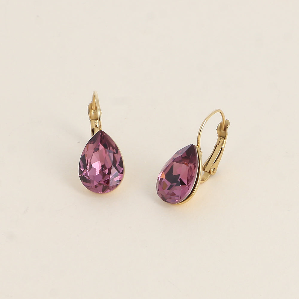 Boucles dormeuses ornées de cristaux de Swarovski® - Dimensions de la boucle : 10 x 23mm - Dimensions du cristal : 10 x 13mm - Iris