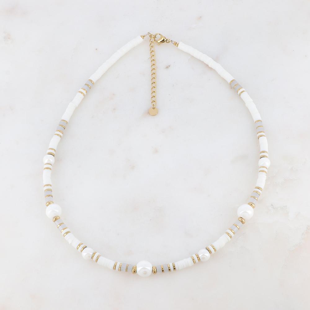 Collier doré avec des perles en céramique émaillée, des perles heishi et des pierres naturelles blanches 39+5 cm