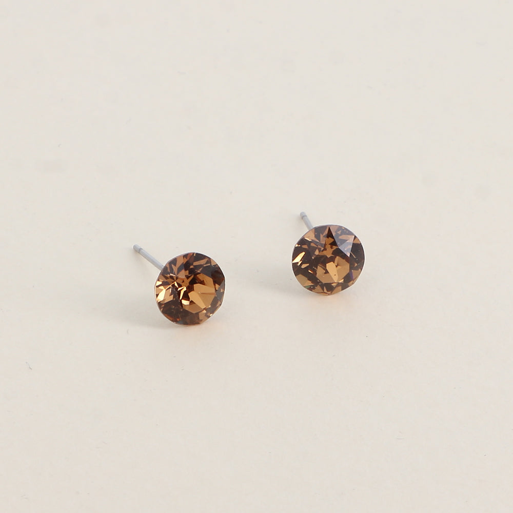 Boucles puces argentées – Ornées de cristaux de Swarovski® SS39 - Dimensions de la boucle : 8x8 mm - Light Smoked topaz