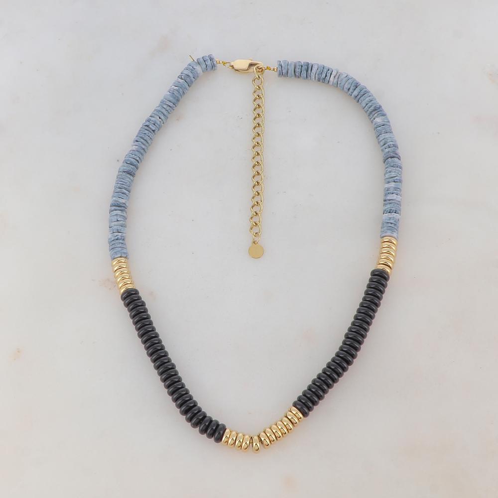 Collier doré avec des perles en pierre noire et des coquillages gris bleutés 37+7 cm