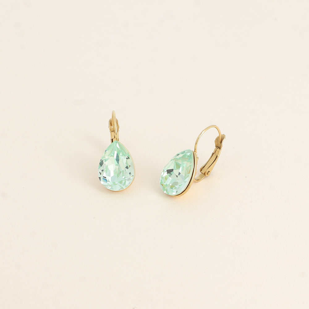 Boucles dormeuses ornées de cristaux de Swarovski® - Dimensions de la boucle : 10 x 23mm - Dimensions du cristal : 10 x 13mm - Chrysolite