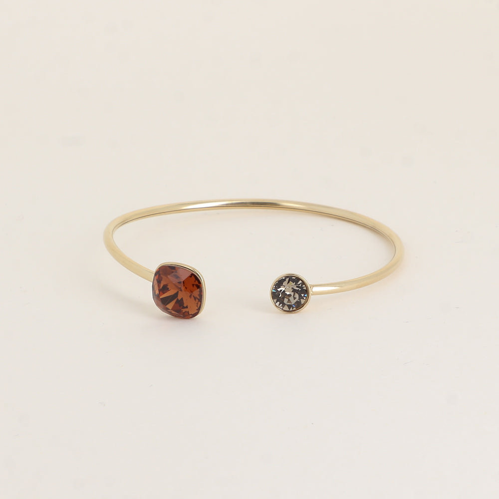 Jonc orné de cristaux de Swarovski® 10 mm et SS29 - Hauteur du jonc: 11 mm - Dimension du cristal 1: 10x10 mm - Diamètre du cristal 2: 7 mm - Smoked topaz and greige