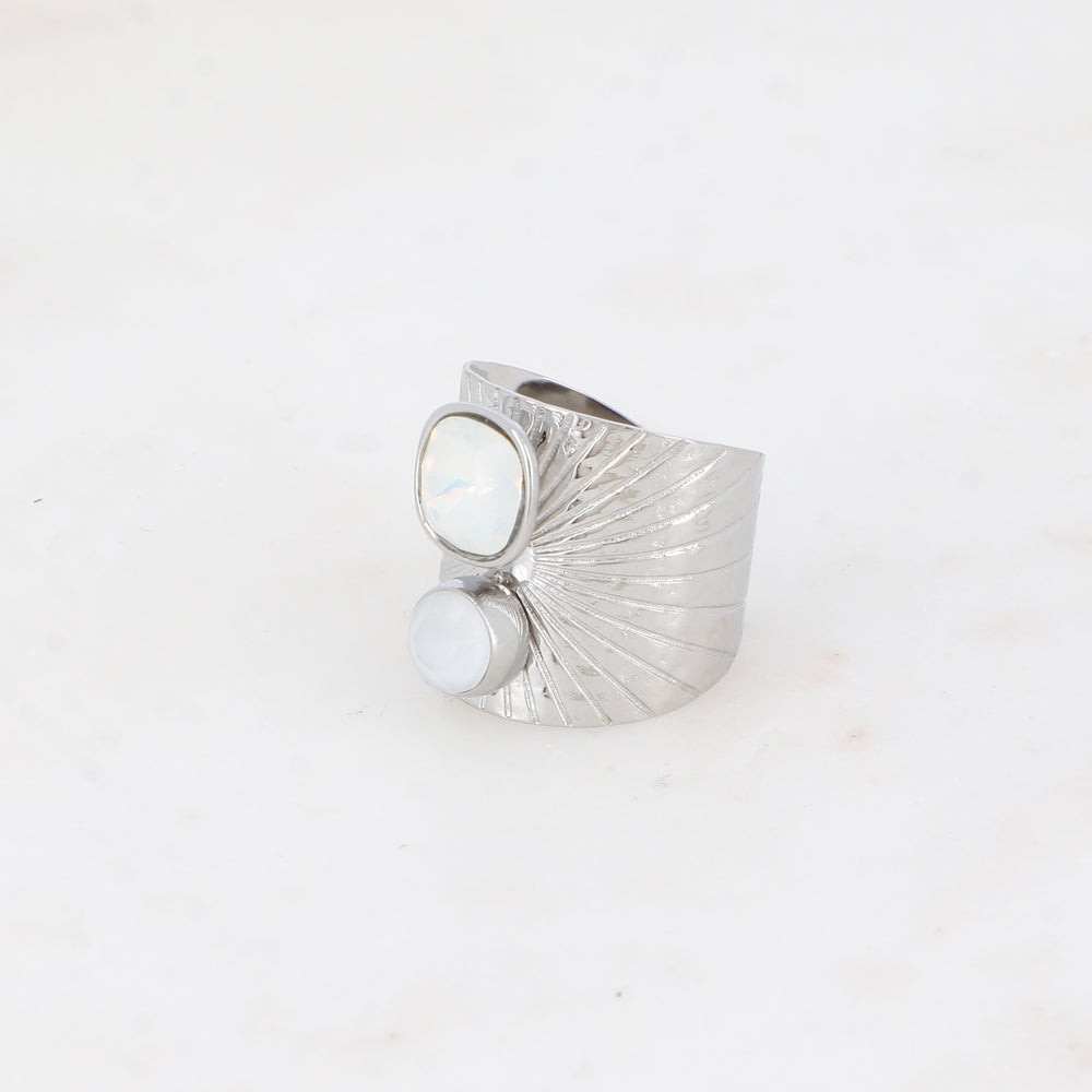 Bague large anneau solairement strié - Ornée de 2 cristaux de Swarovski® - Hauteur de la bague: 20mm - Dimensions des cristaux : 8x8 mm et 6x6 mm - White opal