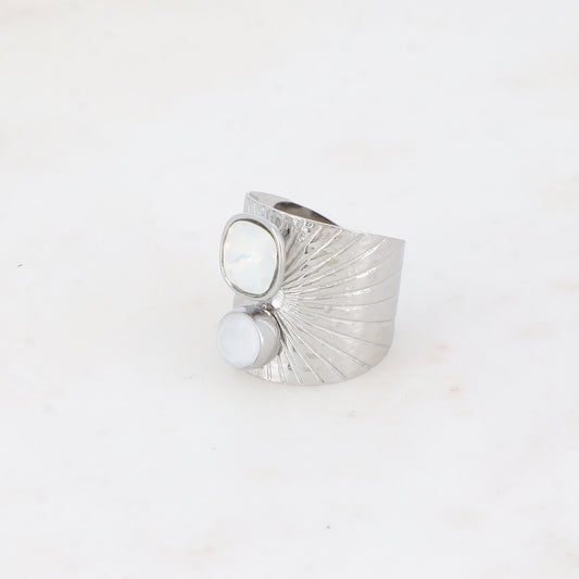 Bague large anneau solairement strié - Ornée de 2 cristaux de Swarovski® - Hauteur de la bague: 20mm - Dimensions des cristaux : 8x8 mm et 6x6 mm - White opal