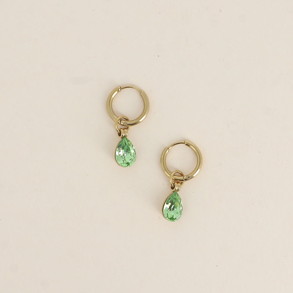 Créoles ornées de cristaux de Swarovski® en forme de gouttes - Dimensions de la créole : 13 x 13 x 2 mm - Dimensions de la boucle : 7 x 27 mm - Dimensions du cristal : 7 x 10 mm - Peridot