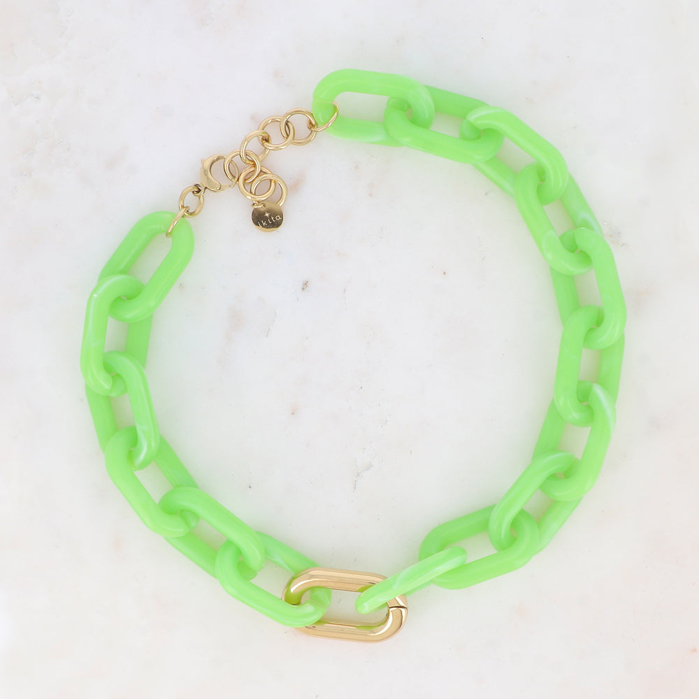 Collier avec mousqueton et résine ovale verte 46+5 cm