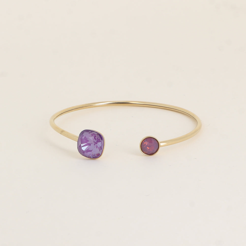 Jonc orné de cristaux de Swarovski® 10 mm et SS29 - Hauteur du jonc: 11 mm - Dimension du cristal 1: 10x10 mm - Diamètre du cristal 2: 7 mm - Purple ignite et cyclamen opal