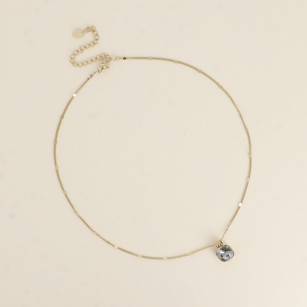 Collier orné de cristaux de Swarovski®. - Longueur de chaîne : 38+7 cm - Dimensions du cristal : 10 x 10 mm - Black diamond