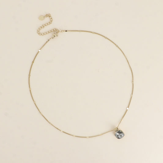 Collier orné de cristaux de Swarovski®. - Longueur de chaîne : 38+7 cm - Dimensions du cristal : 10 x 10 mm - Black diamond