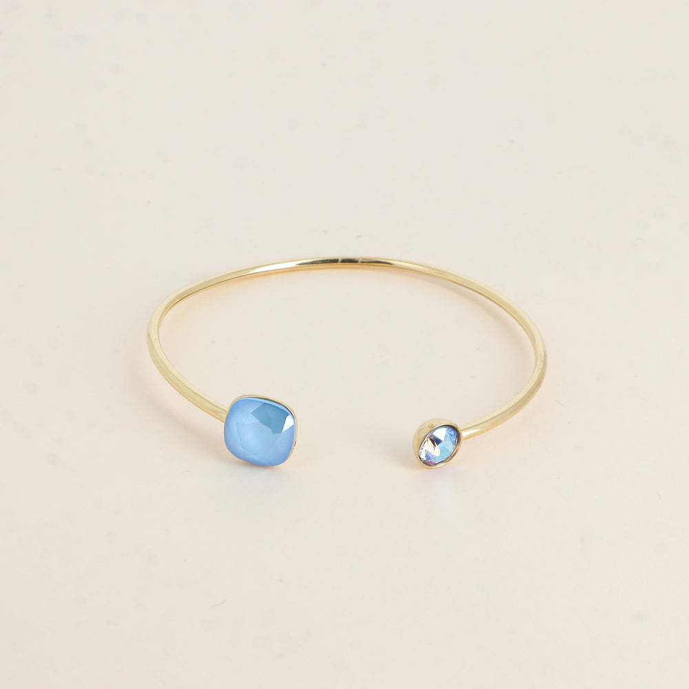 Jonc orné de cristaux de Swarovski® 10 mm et SS29 - Hauteur du jonc: 11 mm - Dimension du cristal 1: 10x10 mm - Diamètre du cristal 2: 7 mm - Summer blue and light sapphire shimmer