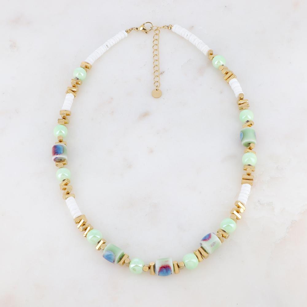 Collier doré avec des perles en céramique verte claire émaillée et des coquillages blancs 40+5 cm