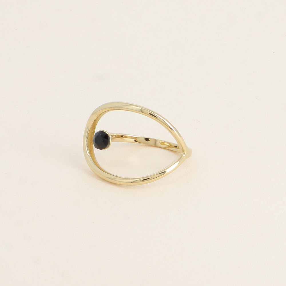 Bague forme ajourée ornée de cristal de Swarovski® - Hauteur de la bague: 20 mm - Epaisseur de l'anneau : 1,5 mm - Dimensions du cristal : 5x5 mm - Jet