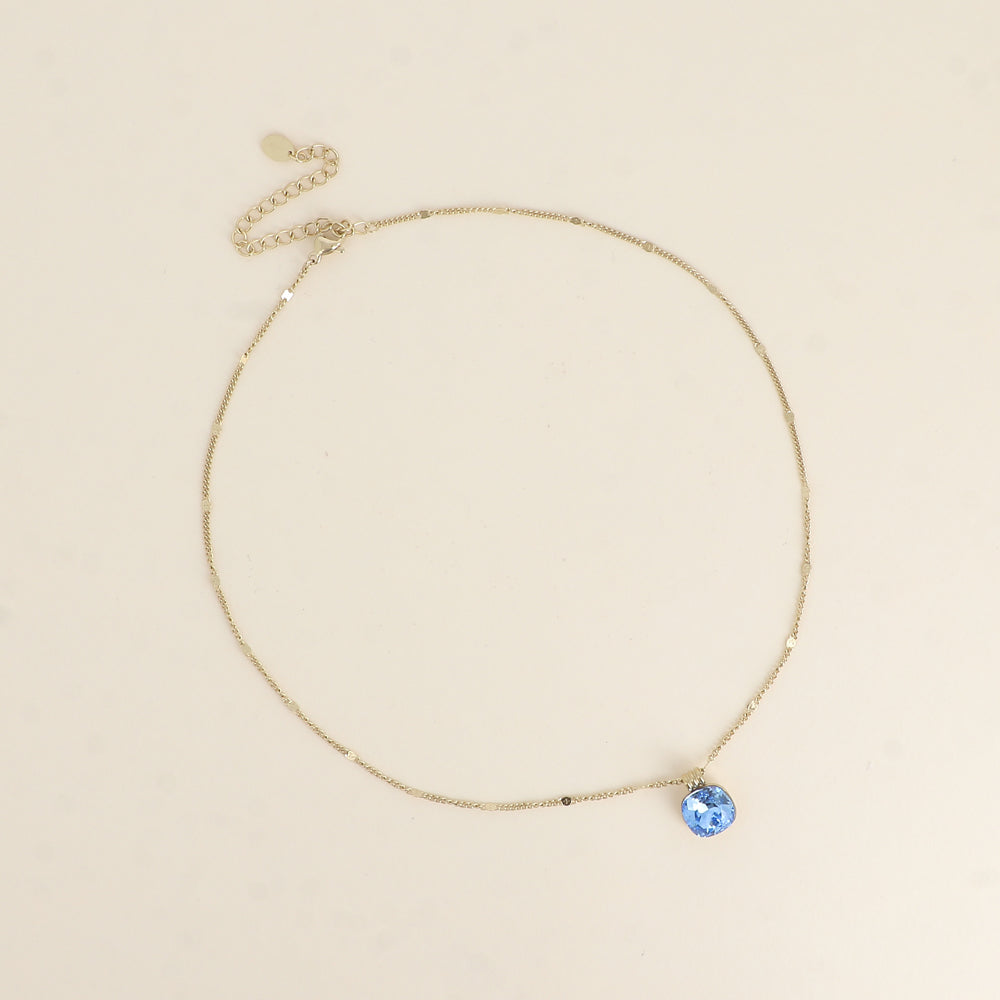 Collier orné de cristaux de Swarovski®. - Longueur de chaîne : 38+7 cm - Dimensions du cristal : 10 x 10 mm - - Ice blue
