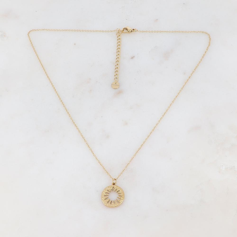 Collier doré composé d'un pendentif rond ajouré de façon fleur 40+5 cm