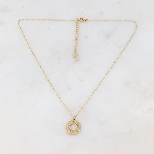 Collier doré composé d'un pendentif rond ajouré de façon fleur 40+5 cm