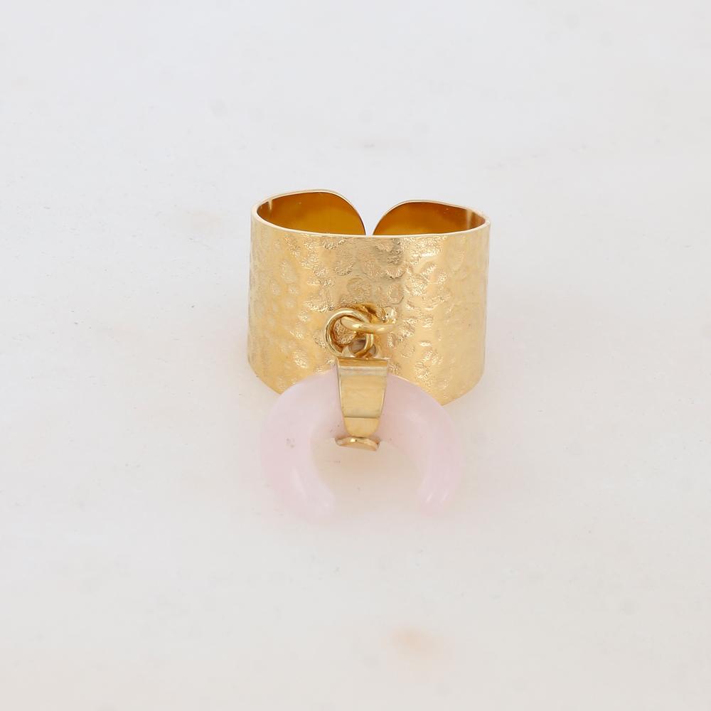 Bague martelée dorée composée d'une pampille corne en pierre naturelle - Quartz