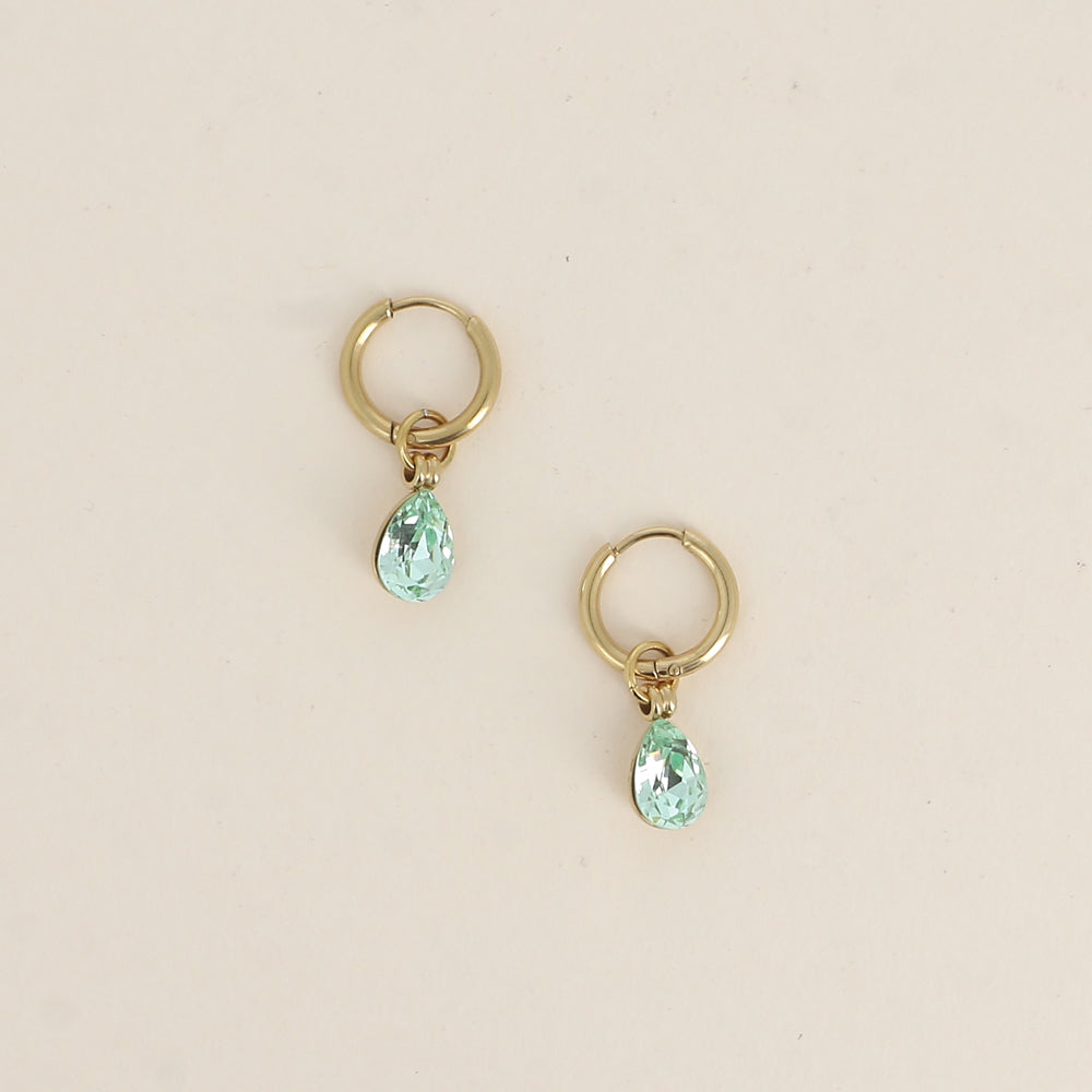 Créoles ornées de cristaux de Swarovski® en forme de gouttes - Dimensions de la créole : 13 x 13 x 2 mm - Dimensions de la boucle : 7 x 27 mm - Dimensions du cristal : 7 x 10 mm - Chrysolite