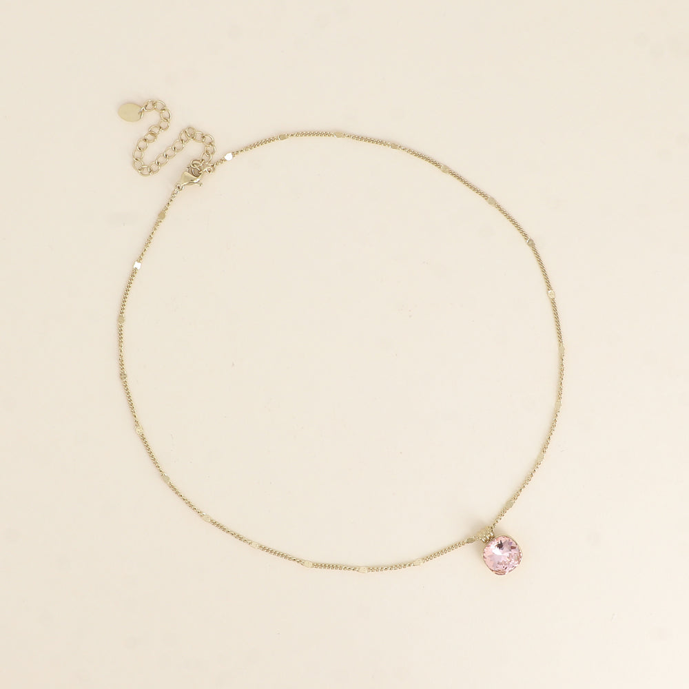 Collier orné de cristaux de Swarovski®. - Longueur de chaîne : 38+7 cm - Dimensions du cristal : 10 x 10 mm - Vintage rose