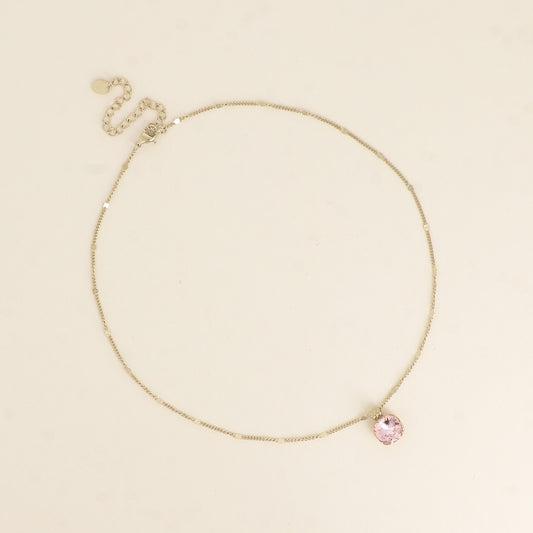 Collier orné de cristaux de Swarovski®. - Longueur de chaîne : 38+7 cm - Dimensions du cristal : 10 x 10 mm - Vintage rose