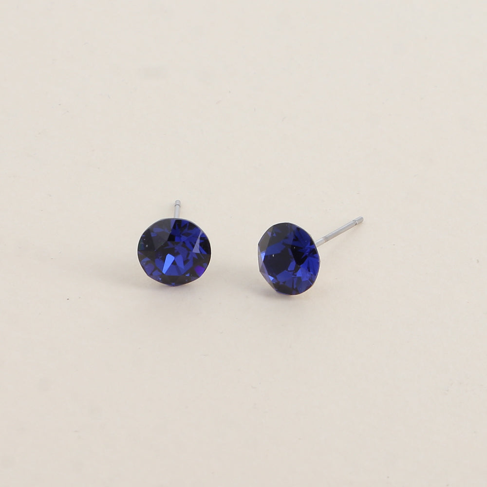 Boucles puces argentées – Ornées de cristaux de Swarovski® SS39 - Dimensions de la boucle : 8x8 mm - Dark saphir
