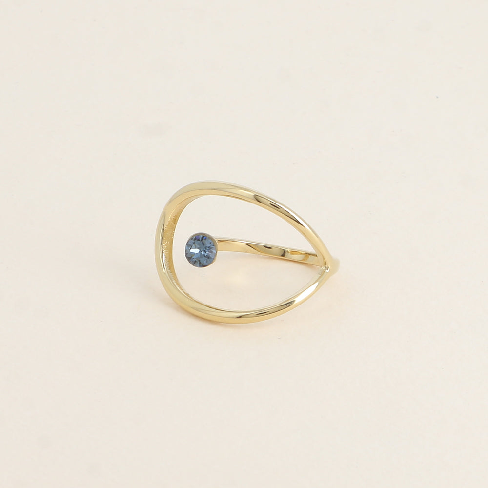 Bague forme ajourée ornée de cristal de Swarovski® - Hauteur de la bague: 20 mm - Epaisseur de l'anneau : 1,5 mm - Dimensions du cristal : 5x5 mm - Denim blue